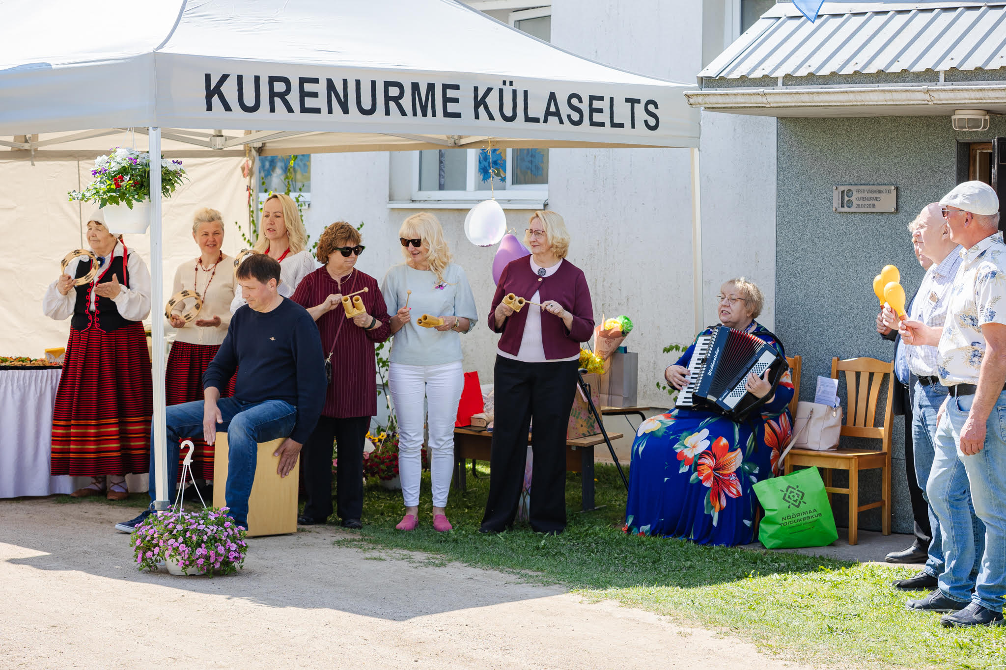 Sünnipäeva juhtis Erje Arop, kes moodustas külalistest orkestri. FOTO: Birgit Pettai
